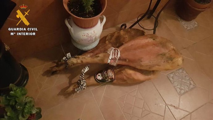 Jamones recuperados por la Guardia Civil.