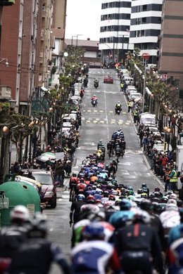 Ciclistas a su paso por Sestao al inicio de la segunda etapa de la Itzulia 2021, a 6 de abril de 2021
