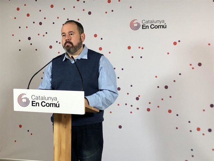 El portavoz de los comuns y diputado en el Congreso, Joan Mena, en rueda de prensa este martes