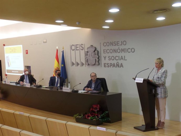La la secretaria de Estado de Digitalización e Inteligencia Artificial, Carme Artigas, de pie, clausura la presentación de la actualización del informe sobre digitalización de la economía del Consejo Económico y Social (CES)