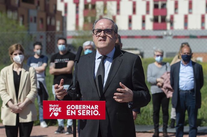 El candidato socialista a la Presidencia de la Comunidad de Madrid, Ángel Gabilondo, durante una visita al municipio de Parla, a 5 de abril de 2021, en Parla, Madrid, (España), a 5 de abril de 2021. Con el lema Gobernar en serio, Gabilondo ha recorrid