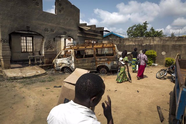 Archivo - Un vehículo dañado durante un ataque en Beni, en el este de RDC