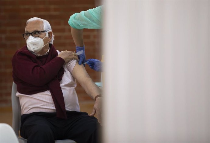 Un hombre es vacunado frente al coronavirus, en una foto de archivo