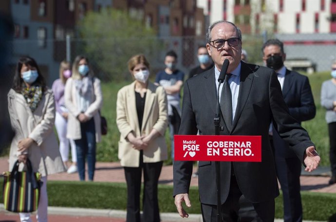 El candidato socialista a la Presidencia de la Comunidad de Madrid, Ángel Gabilondo, durante una visita al municipio de Parla, a 5 de abril de 2021, en Parla, Madrid, (España), a 5 de abril de 2021. Con el lema Gobernar en serio, Gabilondo ha recorrid