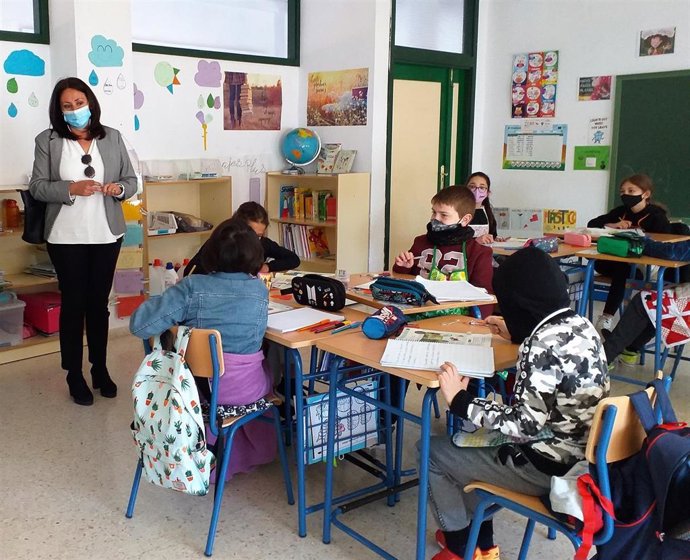 La delegada de Educación en Huelva, Estela Villalba, en su visita a un centro escolar de Huelva.