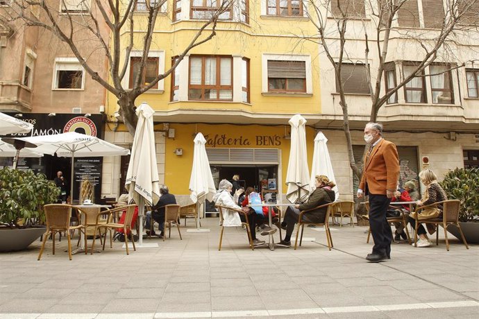 Archivo - Varias personas en la terraza de un bar en Palma.