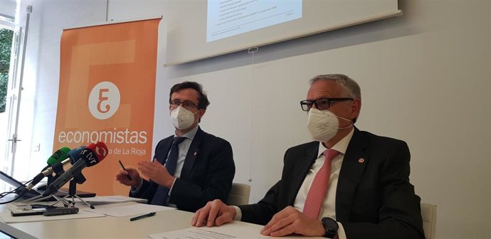 El decano y vicedecano del Colegio de Economistas de La Rioja, Ernesto Ignacio Gómez y Alberto Marín