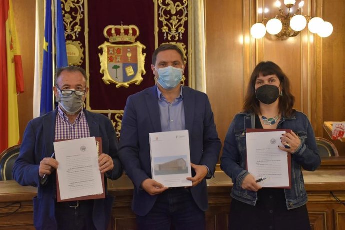 El presidente de la Diputación de Cuenca , Álvaro Martínez Chana, y los alcaldes de Priego y Cañete, Salvador Martínez y Montserrat Poyatos