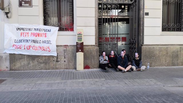Membres de la plataforma Pablo Hasél, encadenats a Lleida.