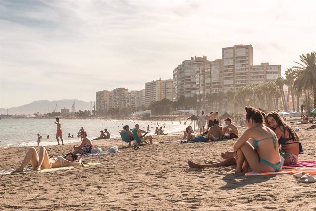 Archivo - Bañistas disfrutan en la playa de Málaga en un verano atípico marcado por la crisis del coronavirus donde hay que preservar la distancia de seguridad y utilizar mascarilla. En Málaga, Andalucía, (España), a 7 de agosto de 2020.