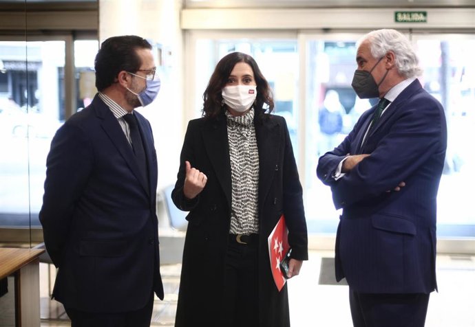 Imagen de recurso del consejero de Hacienda y Función Pública de la Comunidad de Madrid, Javier Fernández-Lasquetty y Blanc; la presidenta de la Comunidad de Madrid y candidata a la reelección, Isabel Díaz Ayuso; y el presidente de CEIM, Miguel Garrido.