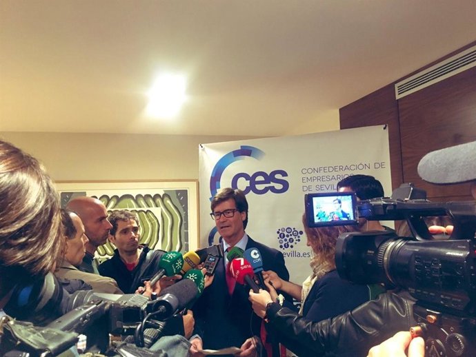 Archivo - Miguel Rus atiende a los medios en una imagen de archivo