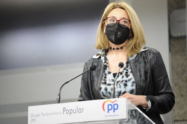 La portavoz del Grupo Popular, Cristina Teniente, en rueda de prensa