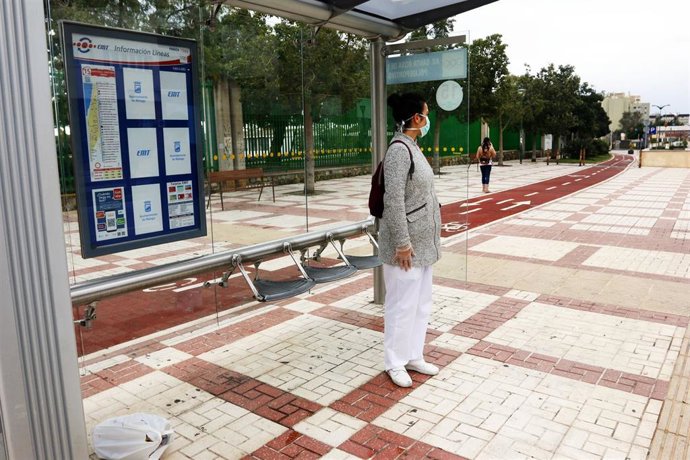 Archivo - Una enfermera se dispone a coger el autobús de línea de la capital. Málaga a 2 de abril del 2020