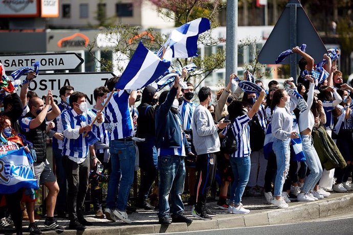 Aficionados de la Real Sociedad celebran la llegada del equipo a San Sebastián, tras ganar la final de la Copa del Rey