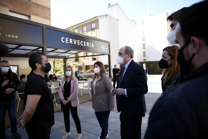 El candidato del PSOE a la Presidencia de la Comunidad de Madrid, Ángel Gabilondo (c), durante una su visita por Móstoles, a 6 de abril de 2021, en Madrid (España). Con el lema Gobernar en serio, Gabilondo ha recorrido las calles del municipio a menos
