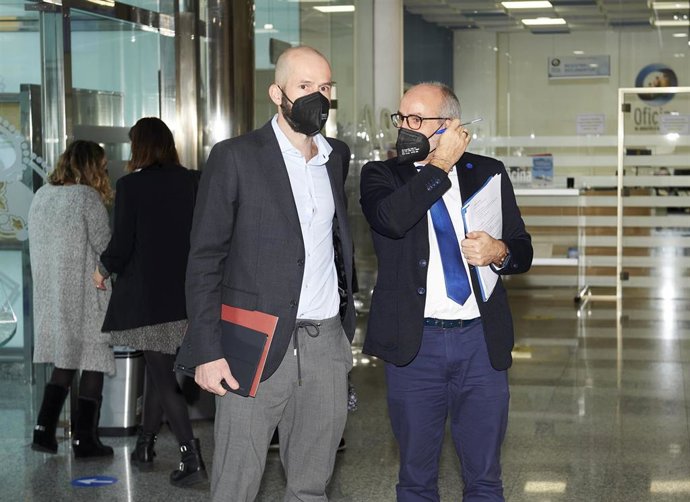 Archivo - El consejero de Sanidad de Cantabria, Miguel Rodríguez, y el director general de Salud Pública, Reinhard Wallmann