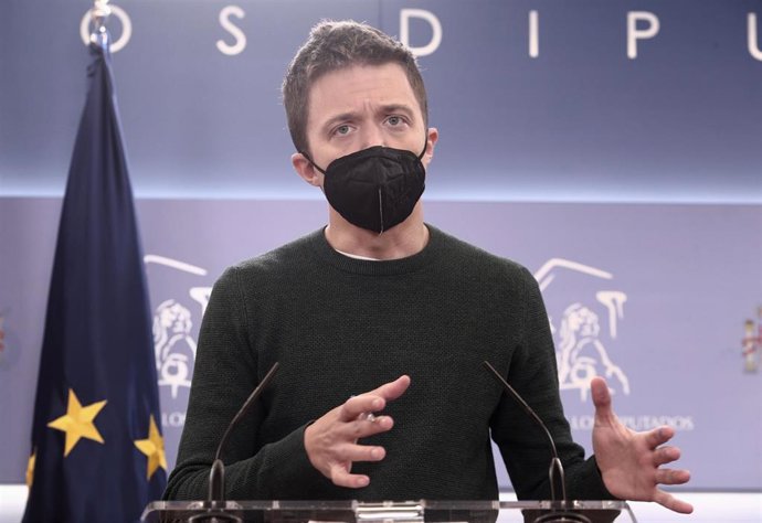 El líder de Más País, Íñigo Errejón, interviene durante una rueda de prensa anterior a una Junta de Portavoces