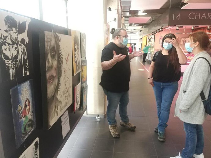 De izda a dcha, Aitor Ruiz, Fernanda Mentaste y Yolanda Santos inauguran la exposición 'Nuevos mitos' en el Mercado Municipal de Soria.