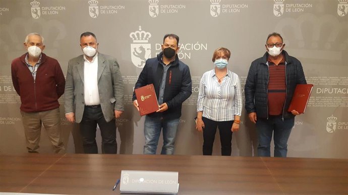 El presidente de la Diputación (2I) en el acto de cesión de las hectáreas a las dos juntas vecinales.