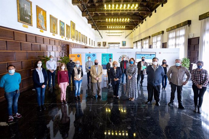 La consejera de Economía, Innovación y Empleo de Zaragoza, Carmen Herrarte, con representantes de los seis mercados ambulantes de la ciudad.