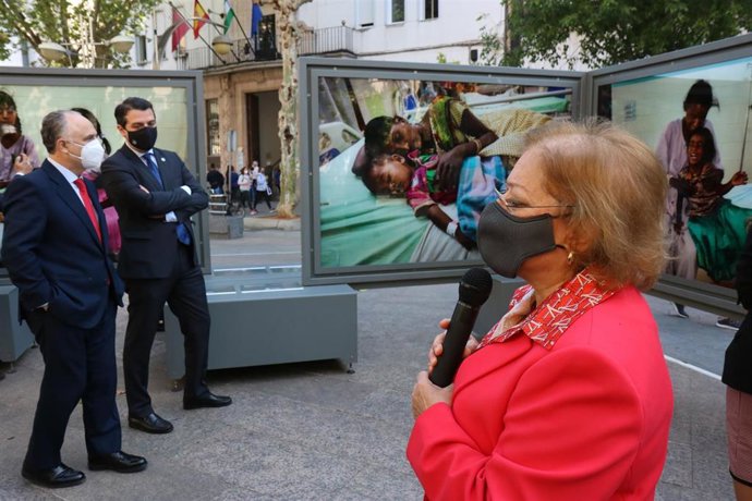 La fotógrafa Cristina García Rodero con las autoridades en su muestra 'Tierra de sueños' sobre una de las zonas más pobres de la India.