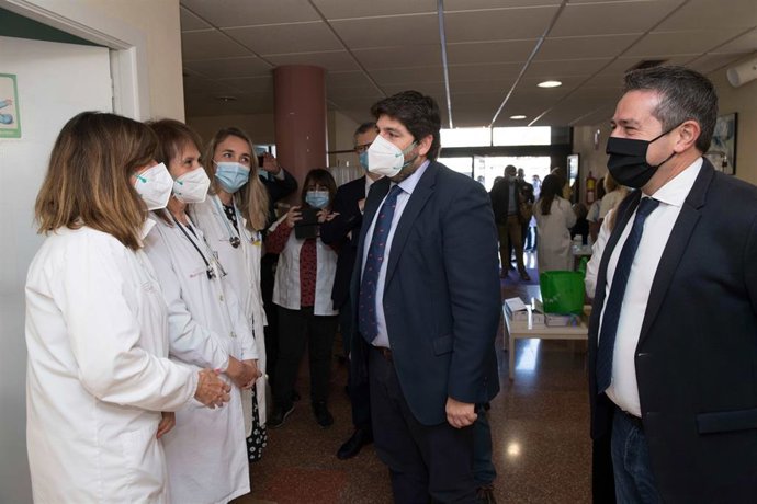 El presidente de la Comunidad, Fernando López Miras, visita el centro de salud de Alcantarilla-Sangonera