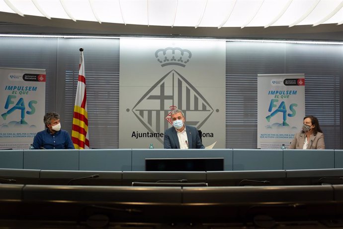 El comissionat d'Economia Social, Álvaro Porro; el primer tinent d'alcalde de Barcelona, Jaume Collboni, i la comissionada de Promoció de l'Ocupació, Raquel Gil, en una roda de premsa.