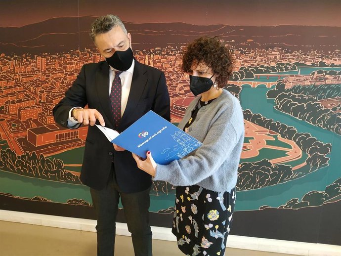 El portavoz del PP en el Ayuntamiento de Logroño, Conrado Escobar, y la concejala Celia Sanz