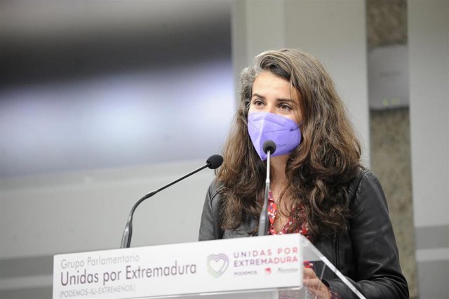 La portavoz de Unidas por Extremadura en la Asamblea, Irene de Miguel, en rueda de prensa