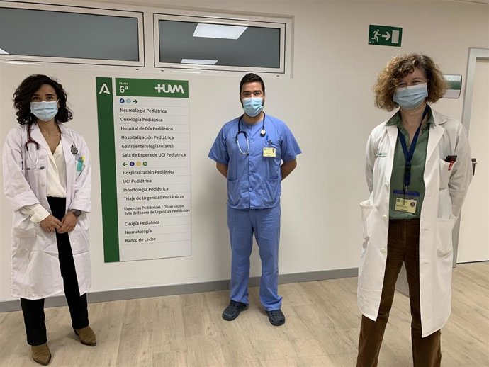 Los autores del trabajo premiado por la Sociedad Española de Urgencias Pediátricas