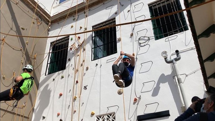 Ardales acoge el XI Open Andaluz de Técnicas de Progresión Vertical en Espeleología. En la imagen, a la derecha, el vicepresidente primero de la Diputación, Juan Carlos Maldonado