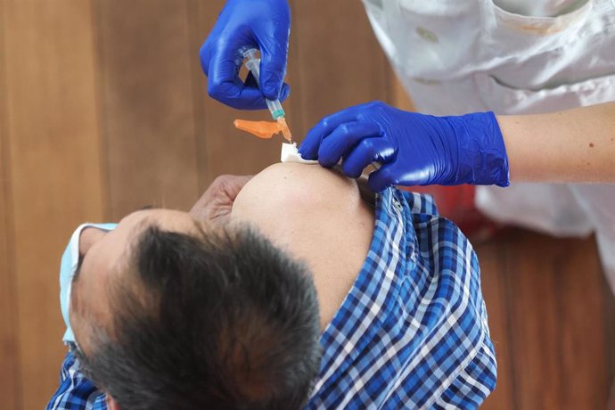 Un trabajador sanitario suministra la vacuna contra el Covid-19 a una persona, en el Centro Cultural Miguel Delibes, a 5 de abril de 2021, en Valladolid, Castilla y León, (España).