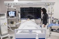 Ayuso carga contra el "uso bochornoso" de la vacunación que se realiza desde La Moncloa