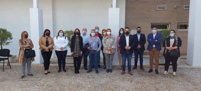 Representantes de Cs con los feriantes en Lucena.