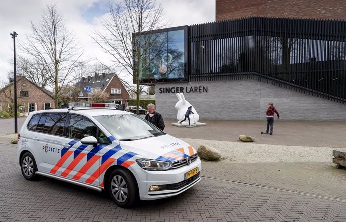 Archivo - 30 March 2020, Netherlands, Laren: A police car is seen parked in front of the Singer Laren Museum after a painting by Vincent van Gogh was stolen overnight. The museum is closedas part of efforts to control the coronavirus pandemic, Photo: Ro