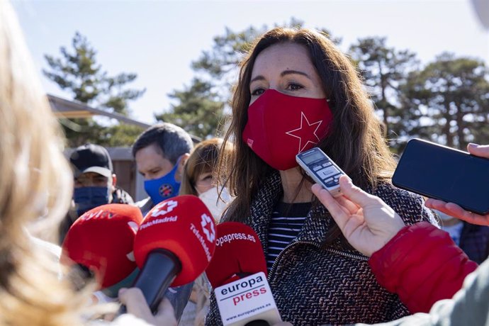 La consejera de Presidencia de la Comunidad de Madrid, María Eugenia Carballedo, interviene durante una concentración en el Puerto de Navacerrada a 4 de abril de 2021, en Madrid (España).