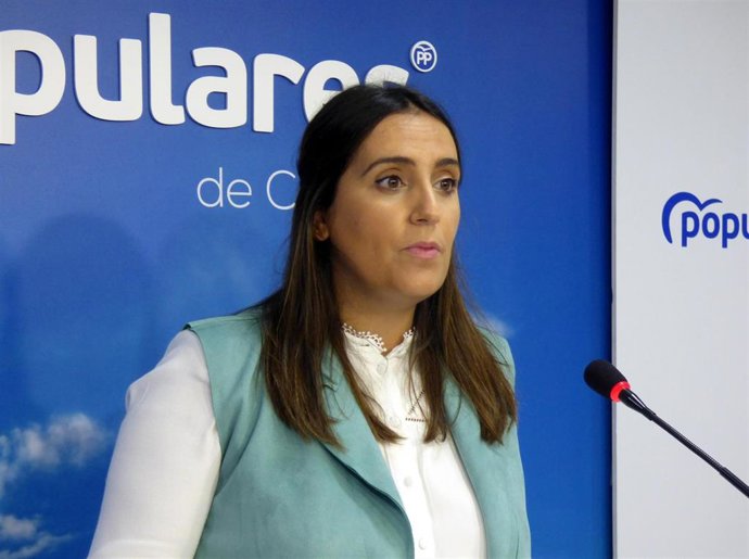 La portavoz de Salud del PP-A en el Parlamento andaluz, Beatriz Jurado, en la sede de su partido en Córdoba.