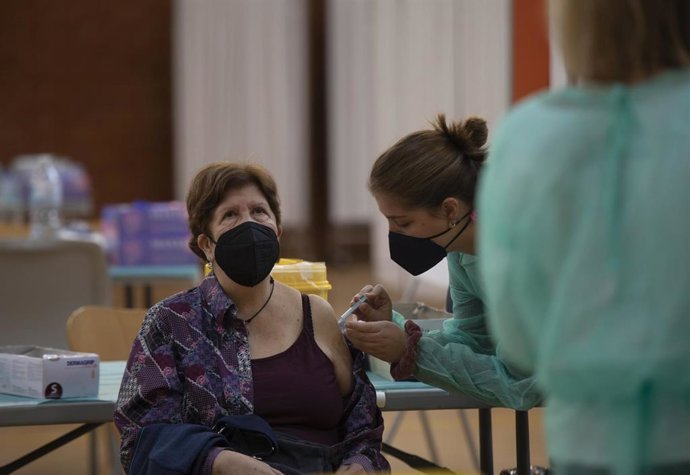 Un hombre recibe la primera dosis de la vacuna contra Covid-19. En Sevilla (Andalucía, España), a 06 de marzo de 2021. La Consejería de Salud y Familias de la Junta de Andalucía comienza la vacunación a la población general de 79 a 70 años. .
