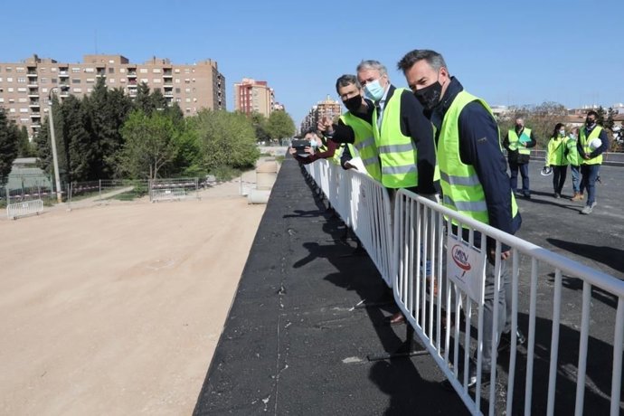 El alcalde de Zaragoza durante su visita a las obras de prolongación de la avenida de Tenor Fleta.