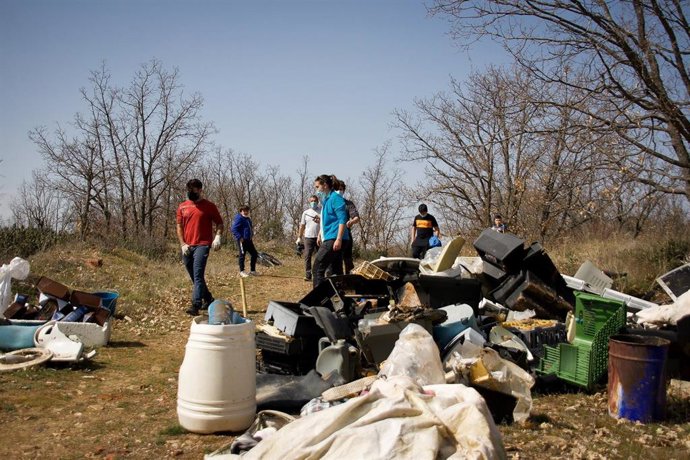 Archivo - Trabajos de recogida de basura en las riberas del río Riaza.