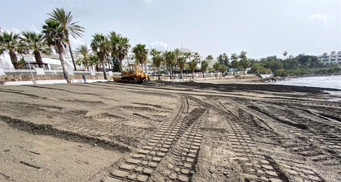 Una máquina trabaja en una playa del municipio de Estepona