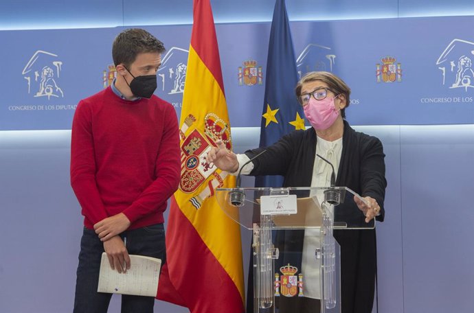 El líder de Más País, Íñigo Errejón; y la diputada de Más País, Inés Sabanés, intervienen en una rueda de prensa posterior a una Junta de Portavoces en el Congreso de los Diputados, a 6 de abril de 2021, en Madrid (España).