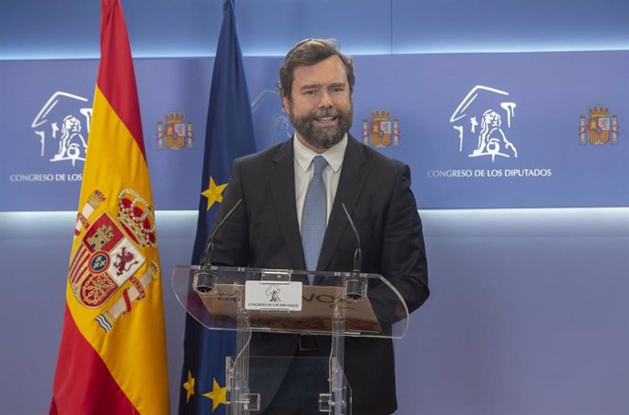 El portavoz de Vox en el Congreso, Iván Espinosa de los Monteros, interviene en una rueda de prensa posterior a una Junta de Portavoces en el Congreso de los Diputados, a 6 de abril de 2021en Madrid (España).