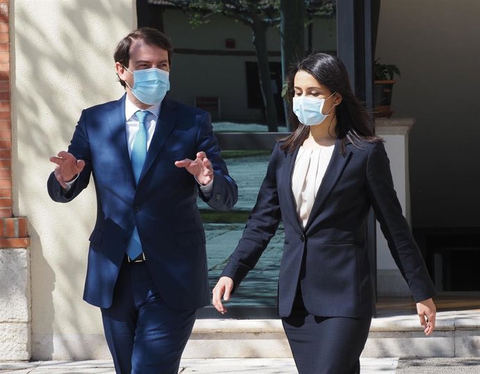 El presidente de la Junta de Castilla y León, ALfonso Fernández Mañueco, recibe a la presidenta de Ciudadanos, Inés Arrimadas.