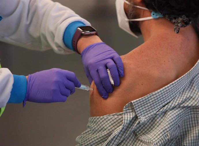 Un hombre es vacunado contra el Covid-19 en un dispositivo instalado en el Estadio Wanda Metropolitano, en Madrid (España), a 30 de marzo de 2021. 