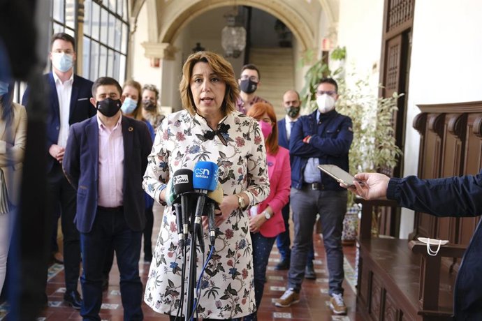 Susana Díaz atiende a los medios en Úbeda.