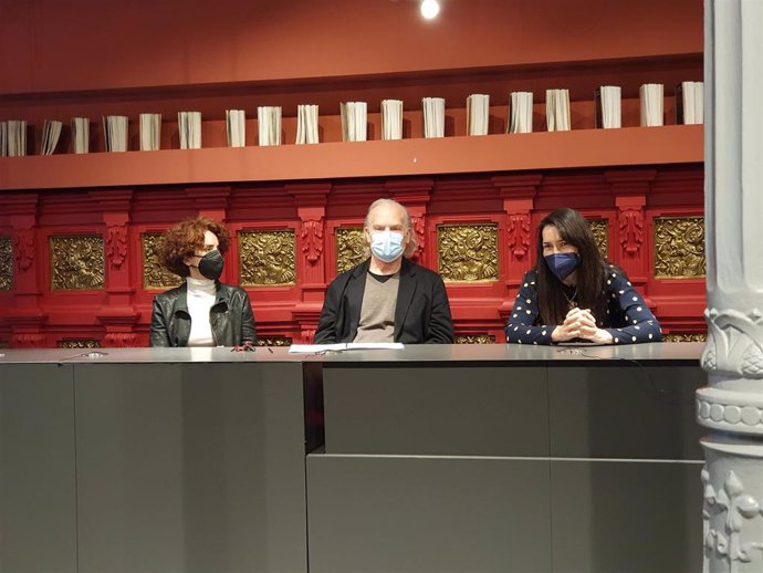 Presentación de la obra 'Troyanas' en el Teatro de la Comedia en la que han participado la directora, Adriana Ozores, Ángeles González Sinde, que se hace cargo de la dramaturgia, y Lluís Homar, director de la CNTC.