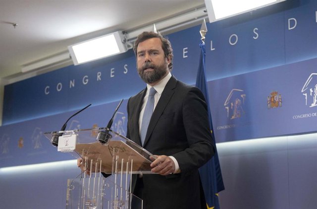El portavoz de Vox en el Congreso, Iván Espinosa de los Monteros, interviene en una rueda de prensa posterior a una Junta de Portavoces en el Congreso de los Diputados, a 6 de abril de 2021, en Madrid (España).