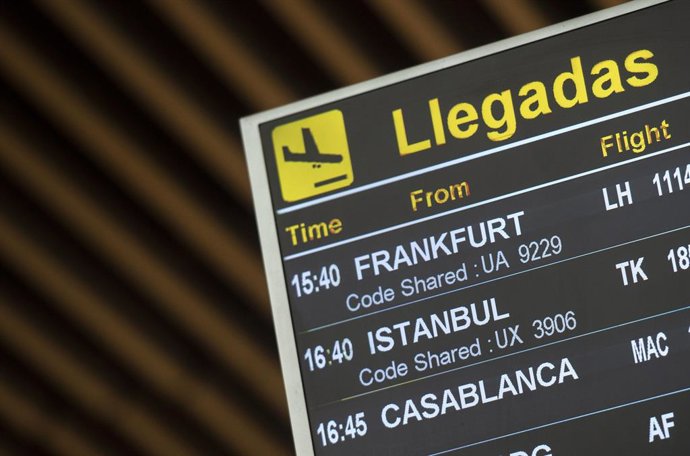 Pantalla con la indicación de uno de los últimos vuelos procedente de Casablanca (Marruecos), en la Terminal T1 del Aeropuerto Madrid - Barajas Adolfo Suárez, en Madrid (España), a 30 de marzo de 2021. La Dirección General de Aviación Civil de Marruecos